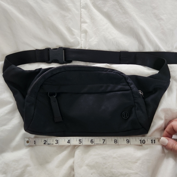 Lululemon On The Beat Belt Bag Black Shoulder Cross Body Waist 3-Pockets - Picture 6 of 8